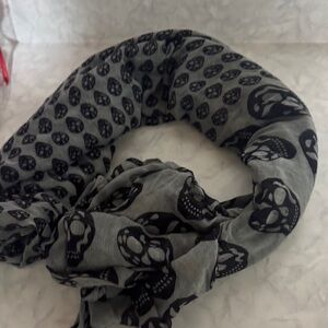 Gray Skull Print Scarf
